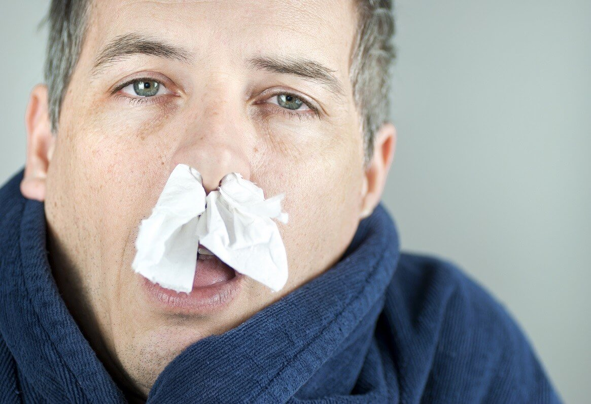 чихнула и заболело. человек чихает. женщина чихает фото. насморк. человек кашляет.