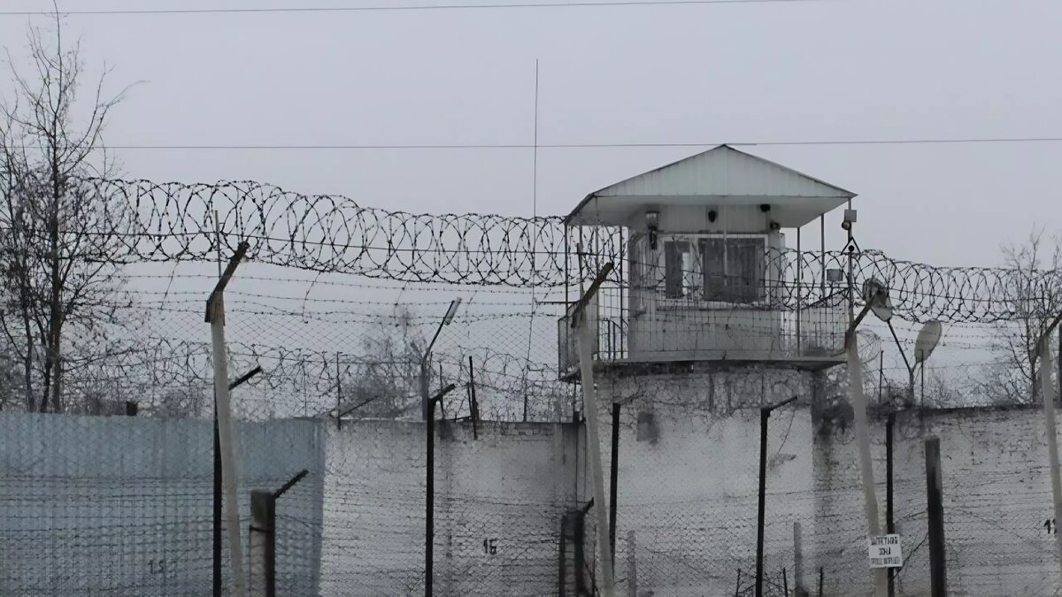     В столице Бурятии Улан-Удэ планируют построить гигантскую колонию на 3 тысячи заключенных. Эта зона не будет иметь аналогов в России. Правомерно ли ее размещение в центре города среди жилых кварталов и к чему это приведет?