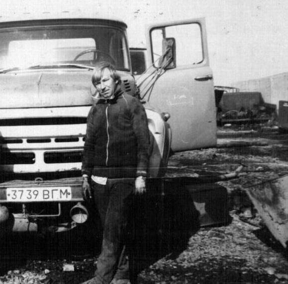 Рыжий Шурик возле своего ЗИЛа. В тот день Саня занимался ремонтом своего бензовоза в нашей автобазе.