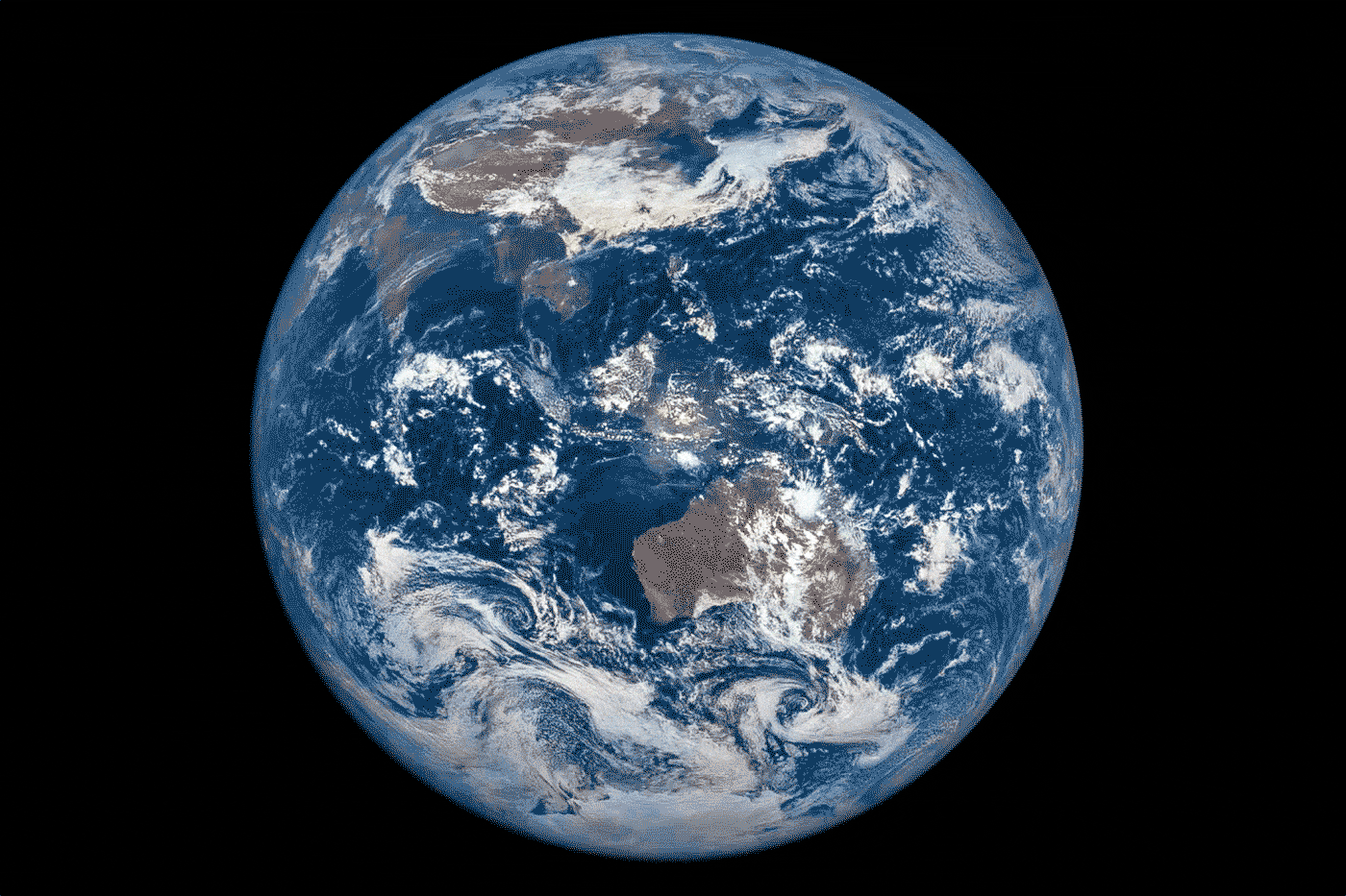 многие  блогеры знают, что увидеть полностью землю из космоса можно только с определенной высоты. И уже точно НЕ из МКС.  А только со спутника. Но и спутник тоже не любой.