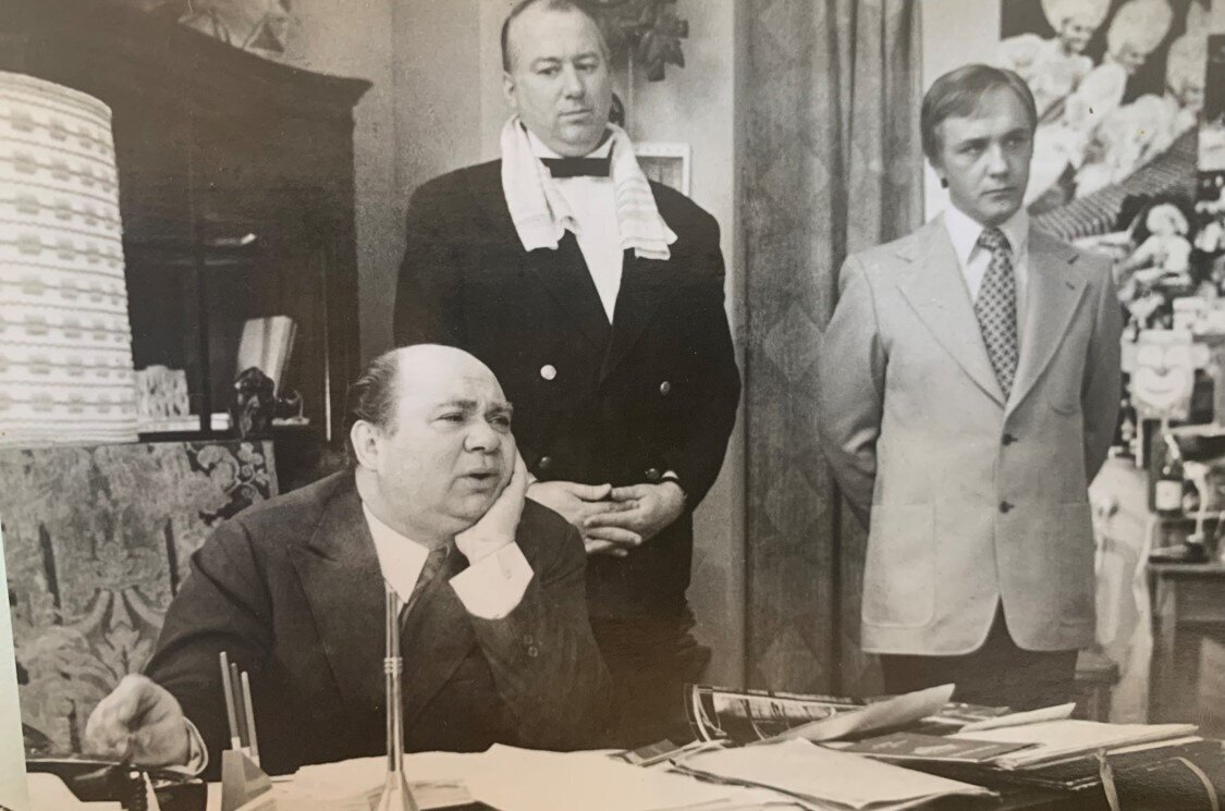 В московском цирке идет необычное представление. Большое жюри должно отобрать для международной программы один, лучший номер. событие само по себе хлопотное и для директора цирка и для администратора Гриши. Словом, поводов для забавных происшествий в этом фильме-ревю предостаточно.