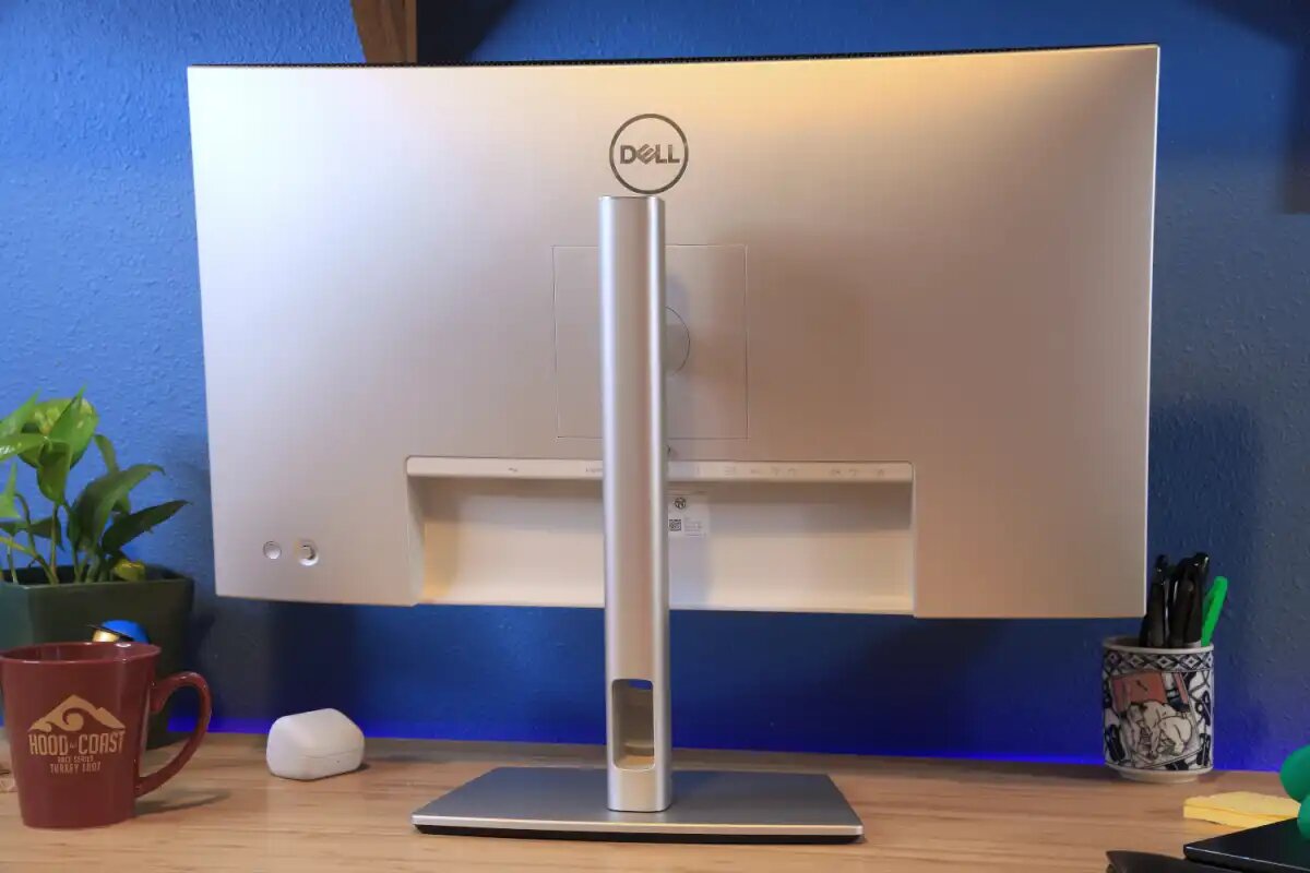 Дизайн Dell U2724DE выполнен в основном из пластика с матовым алюминиевым покрытием и тонкими рамками.