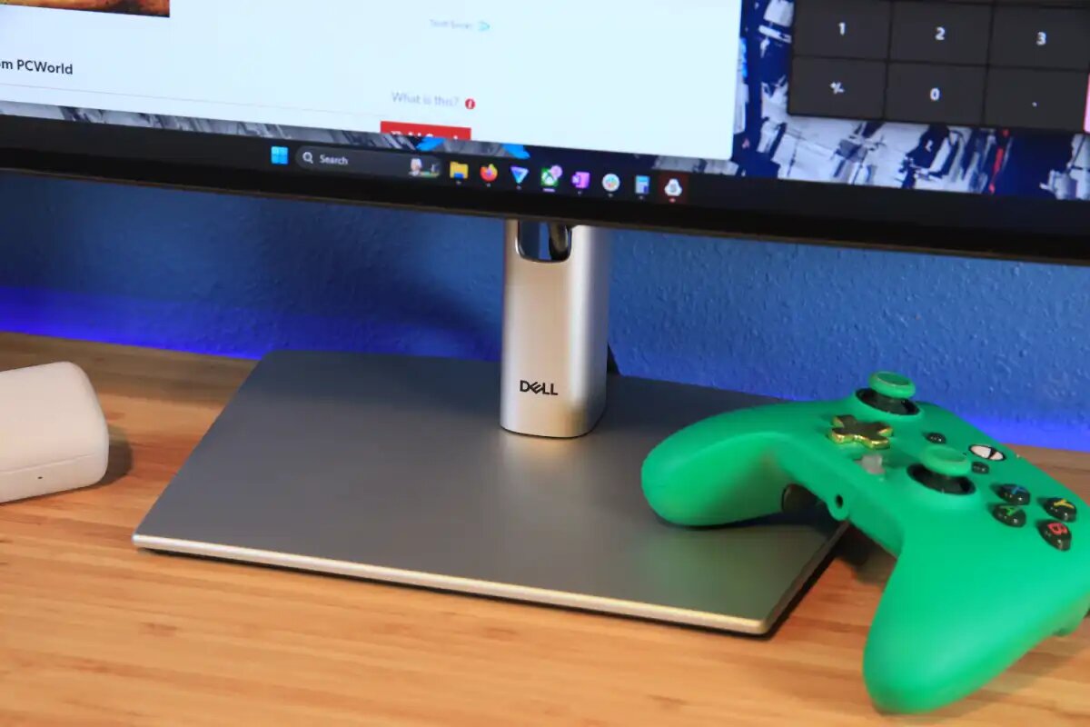 Подставка на Dell U2724DE прочная и не занимает много места на рабочем столе.