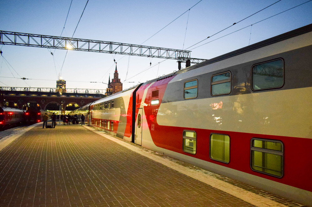 Фото красивого фирменного поезда из открытых источников для иллюстрации