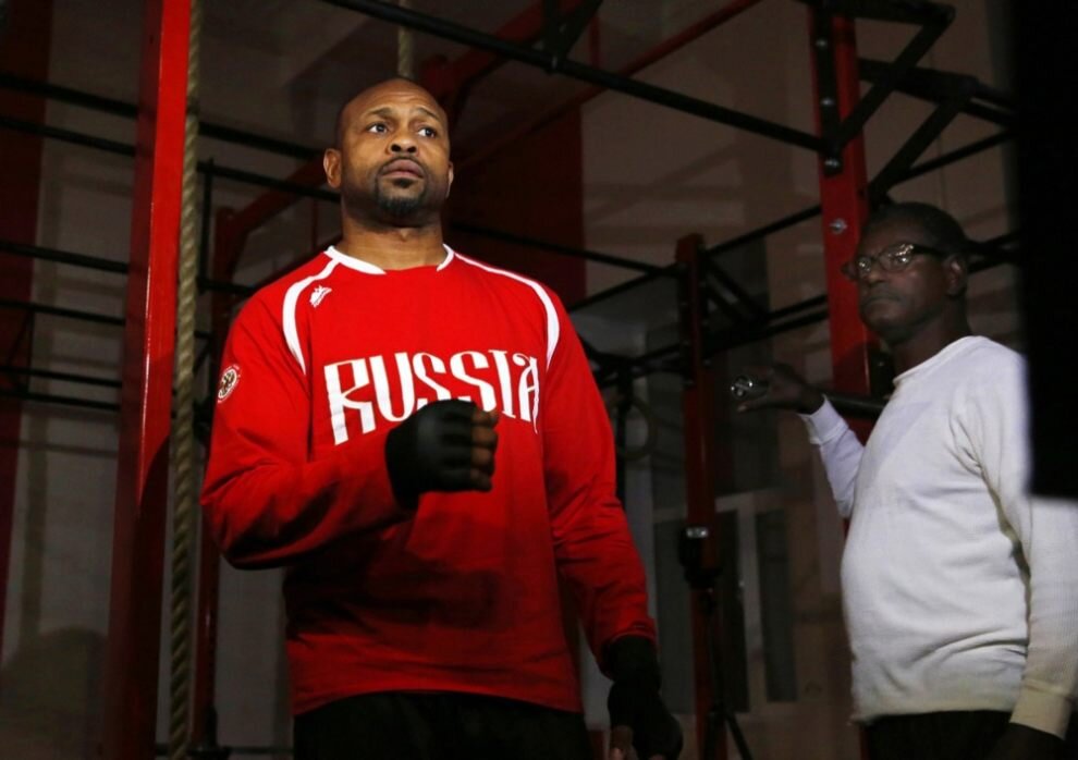 Рой Джонс в России. Рой негр. Roy Jones Russia. Рой Джонс младший в шапке.