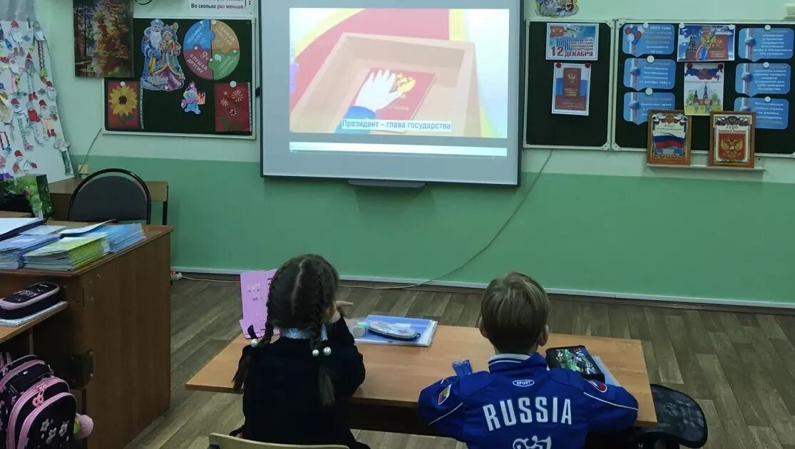     В Миллерово Ростовской области дети сидят на уроках в куртках из-за отсутствия в гимназии отопления, об этом родители учеников рассказали местному изданию «Миллеровская ярмарка».