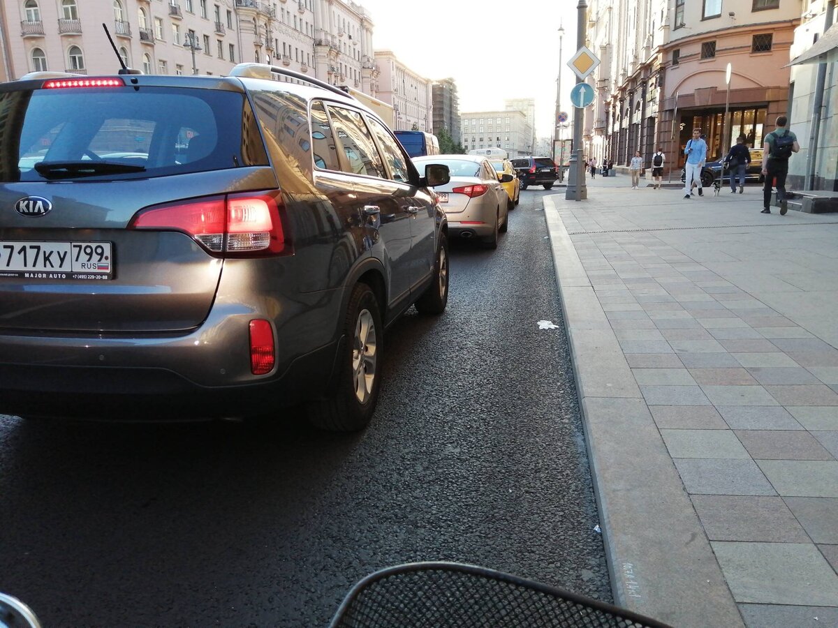 Тверская Улица: ни одной зебры от Кремля до МКАДа, а она, собака такая, всё равно стоит в пробках каждый вечер. Ну вот что ты будешь делать?!