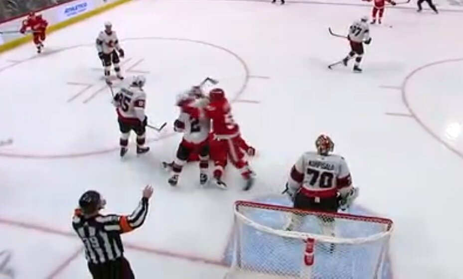    Канадский хоккеист Перрон получил длительную дисквалификацию за избиение россиянина Зуба. Фото: НХЛ