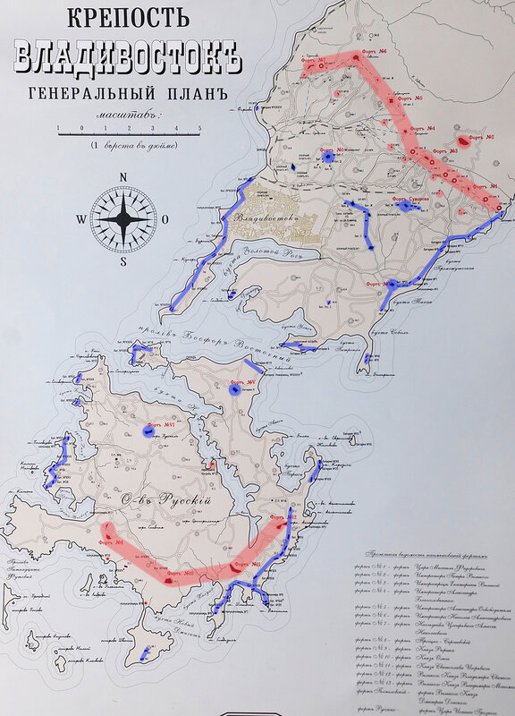 На схематичной карте расположения объектов Владивостокской крепости синим цветом отмечены объекты 1899-1905 годов, а красным 1906-1918 годов  (полевые укрепления времён Русско-японской войны не отмечены):