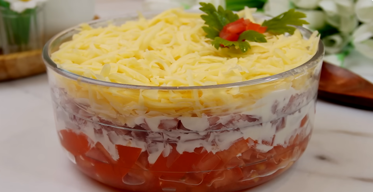 Салат Гусарский (салат с помидорами, сыром и колбасой)