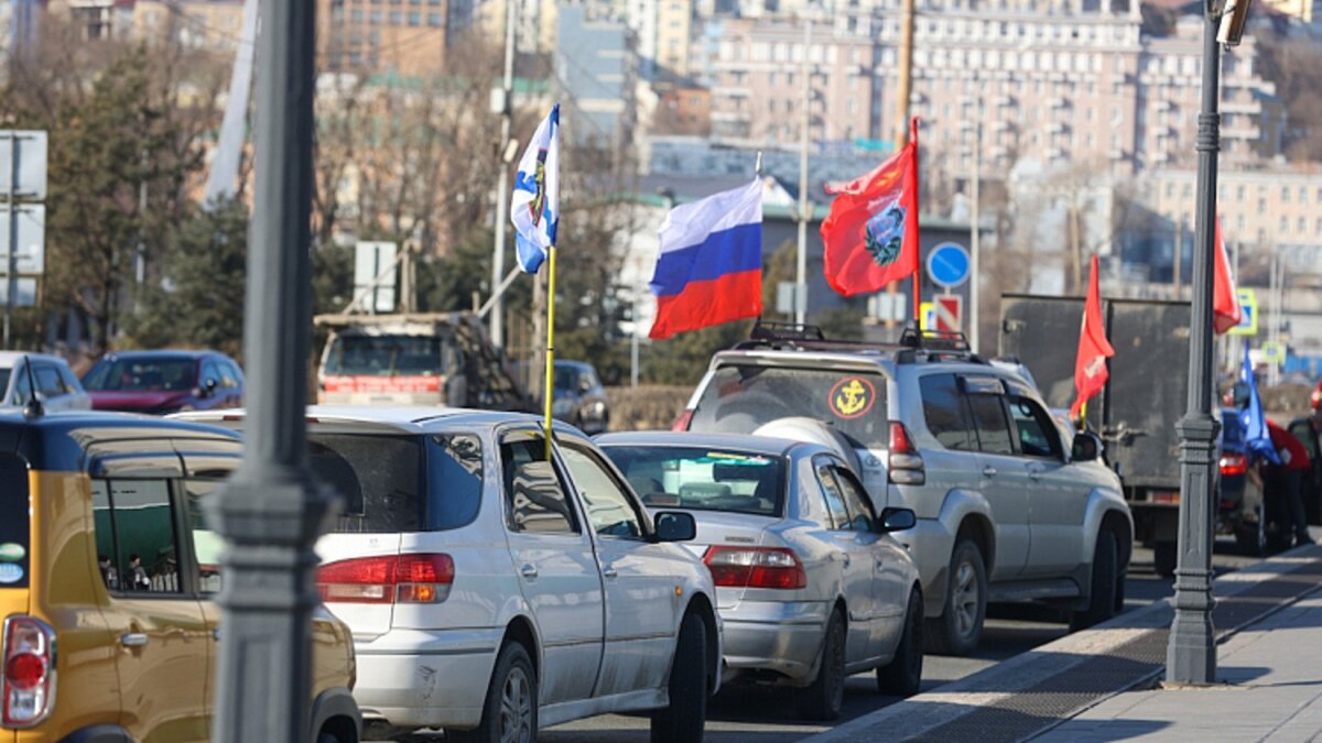     Десятки автомобилистов собрались сегодня во Владивостоке, чтобы красивым строем в цветах триколора проехать по улицам города. Так в краевой столице отпраздновали юбилей государственного праздника, сообщило правительство Приморского края.