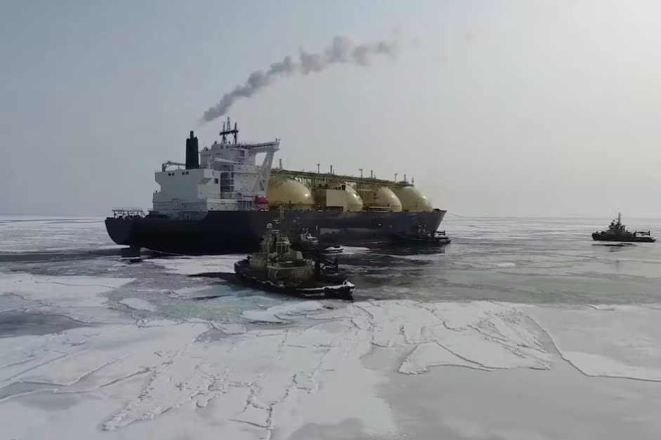 Танкер СПГ с судами сопровождения © YAY Images/imago