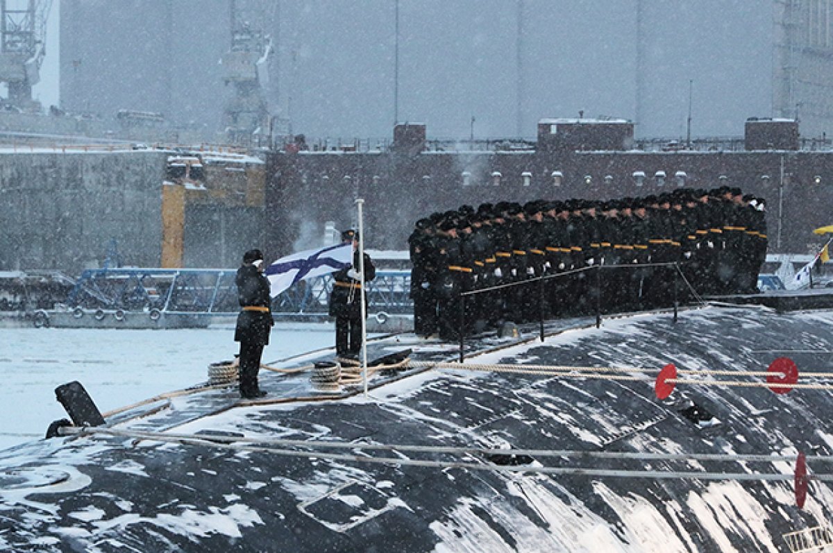    Военные моряки на атомном подводном крейсере «Император Александр III» во время торжественной церемонии подъема военно-морского флага на АО «ПО «Севмаш» в Северодвинске.