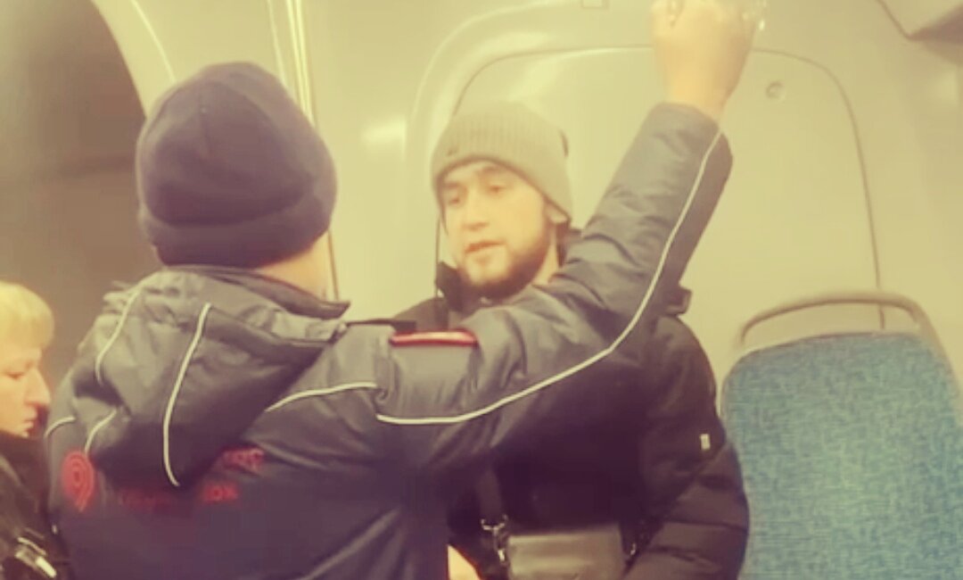 Мигрант в автобусе Москвы. 