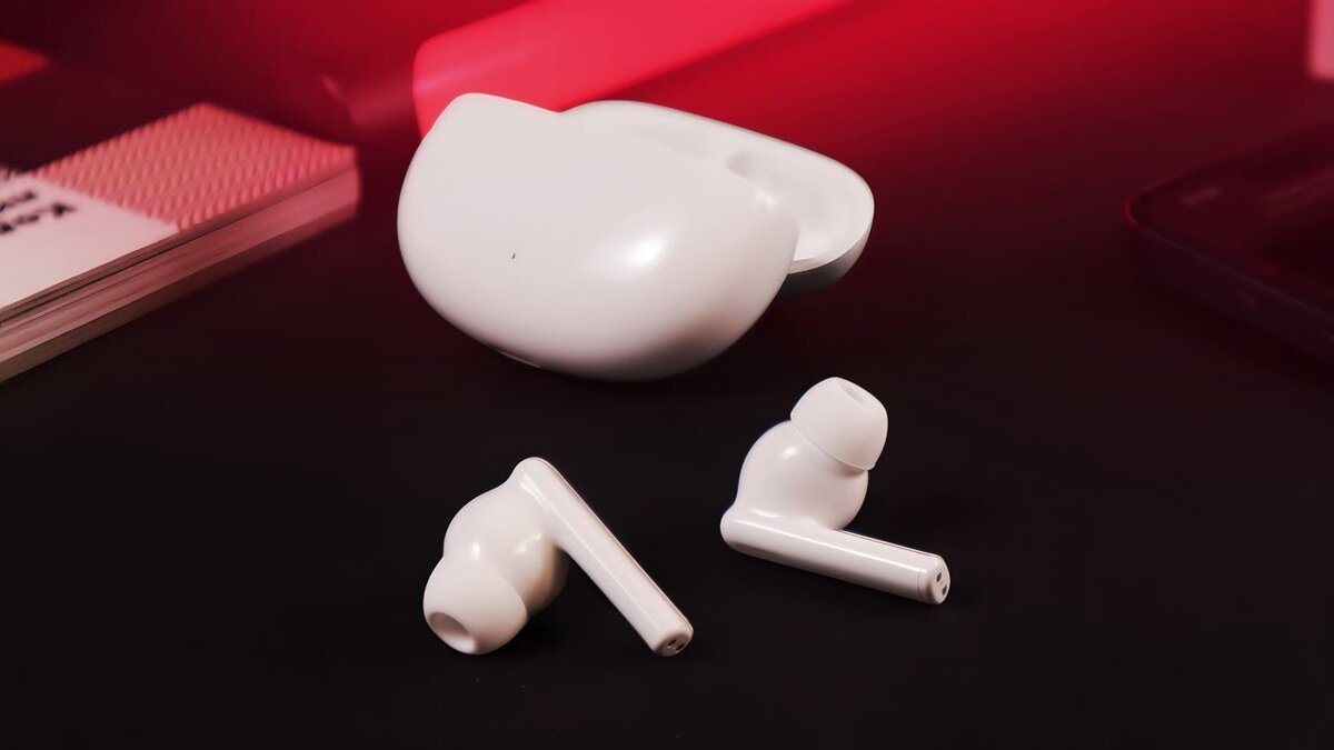    Модели максимально похожи по внешнему виду и возможностям. Они отличаются по дизайну кейса, типу реализованного шумоподавления и продолжительностью работы на одном заряде. Фото: esvid.net