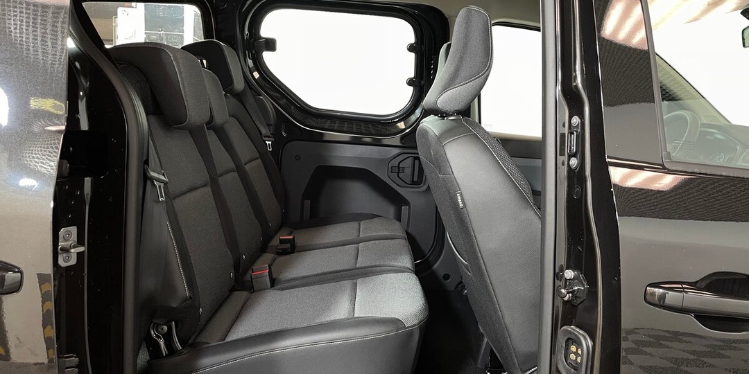 В России появилась замена Lada Largus. Дилеры привезли новый бюджетный минивэн от Renault.