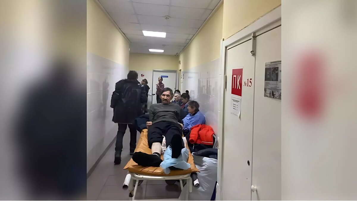     В Ростове-на-Дону в больнице скорой медицинской помощи огромные очереди из пострадавших во время гололеда, сообщил корреспондент RostovGazeta.