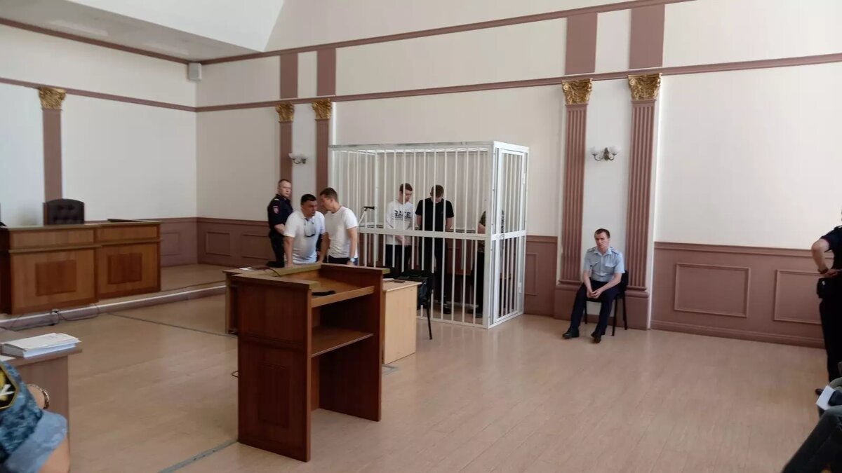     12 декабря проходит очередное судебное заседание по делу о зверском убийстве айтишника Максима Зюзина. На этот раз детали расправы раскрыл Дмитрий Крючков, именно он застрелил парня, сообщает корреспондент издания «НовостиВолгограда.ру» с места событий.