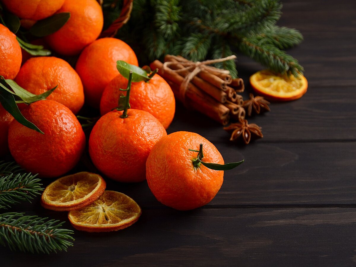 Фрукты овощи новый год. Мандарины на новогоднем столе. Новогодний мандарин. Мандарины гранада. Новогоднее яблоко.