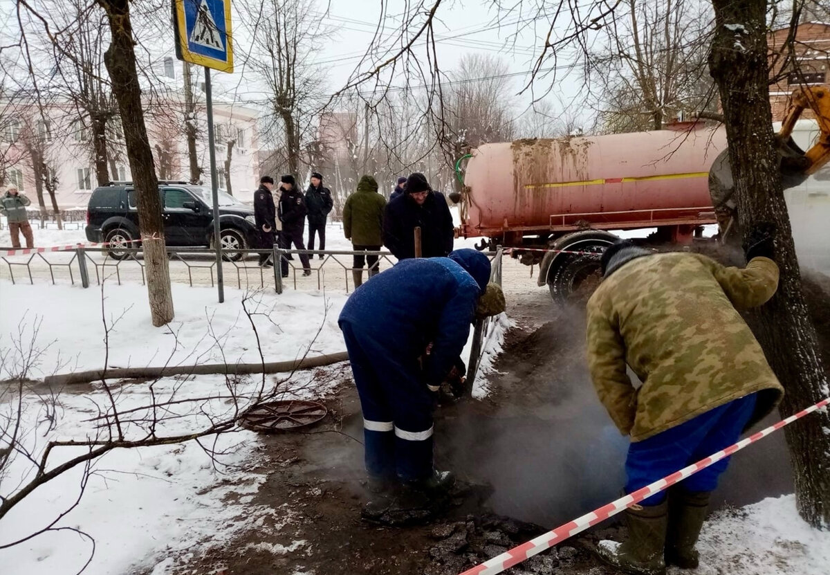 Пятеро российских школьников провалились в яму с кипятком во дворе дома.  Что известно | Секрет фирмы | Дзен