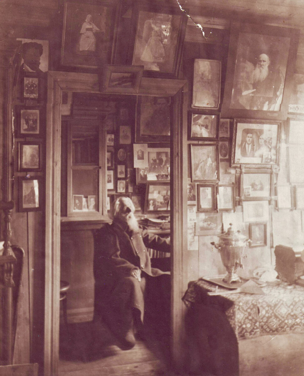  С.Д. Дрожжин в своём рабочем кабинете в деревня Низовка, 1930 год.