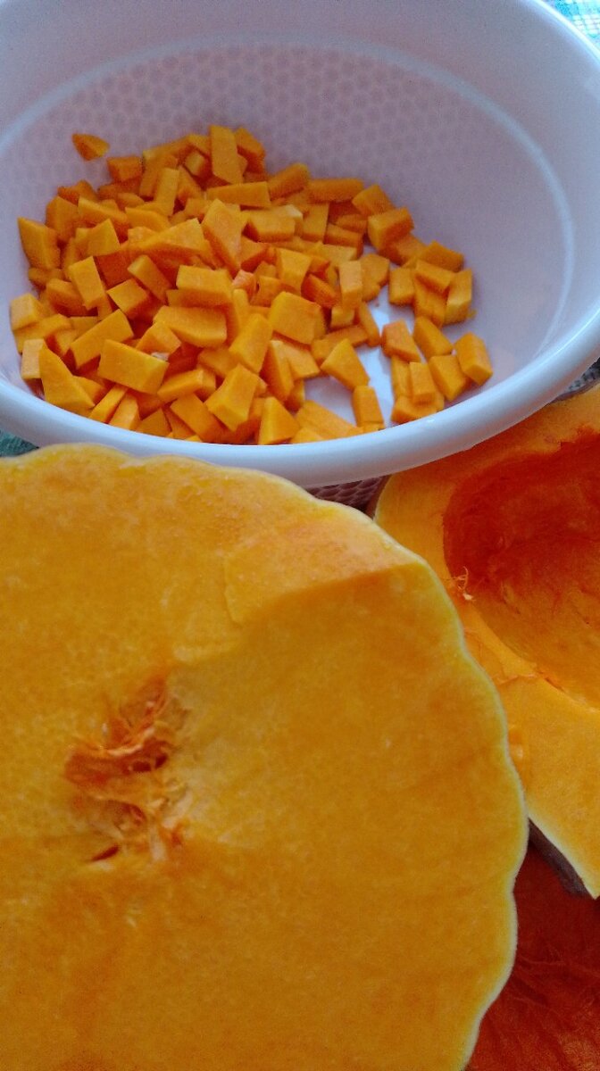 Это была моя самая крупная тыква,как раз на 3 кг.Остальная мелкая,мне одной на раз сварить.