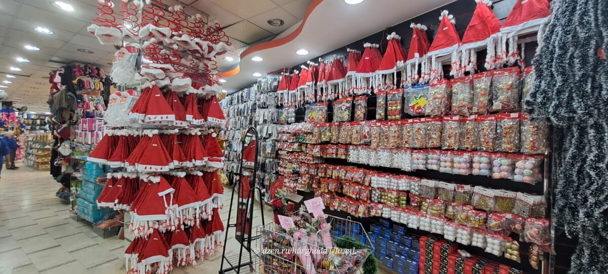 Новогодние колпачки и елочные игрушки.