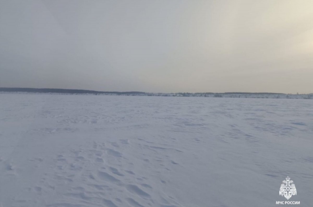    Спасатели помогли рыбакам на сломанных аэросанях вернуться на берег