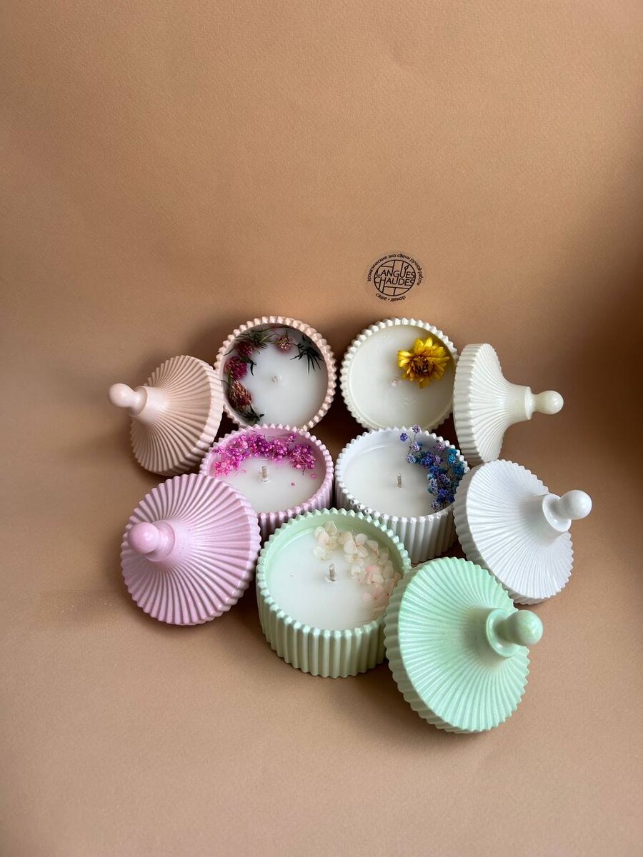 В основе создания ароматических восковых свеч ручной работы «langues chaudes» лежит натуральный соевый воск с широким спектром ароматов на Ваш выбор