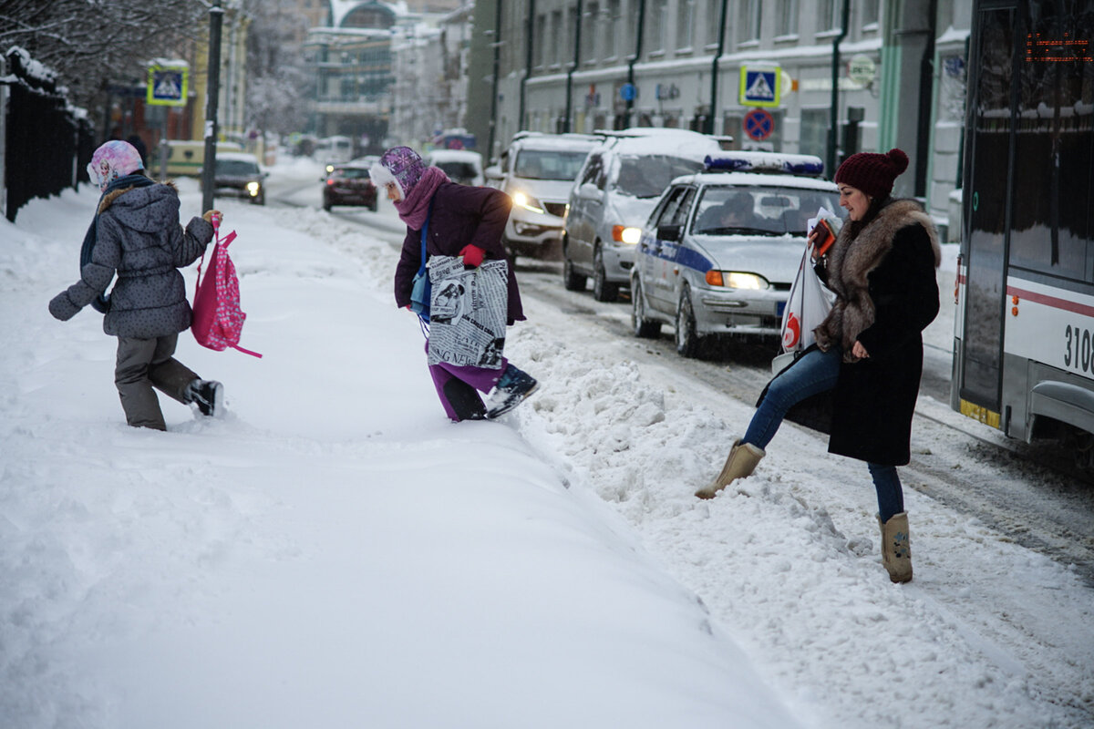 сугробы в москве. снежный апокалипсис в москве в феврале 2018. будет ли снегопад 15 декабря. снегопад. снегопад в москве.