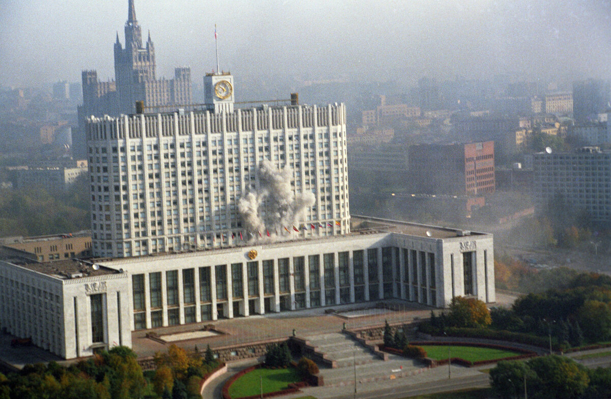     Расстрел Белого дома в 1993 году / РИА Новости