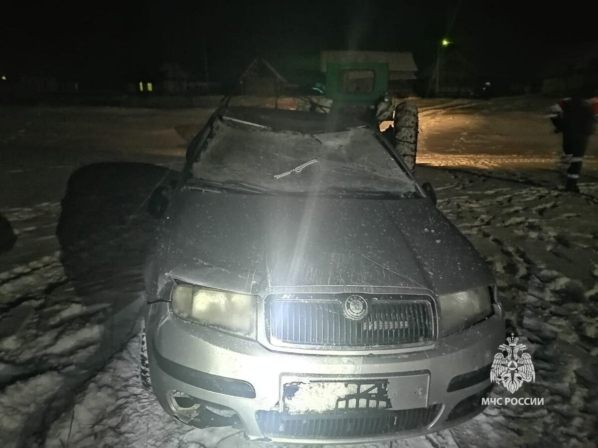 Та самая машина, которая упала с моста. На фото можно заметить, что ее тащил трактор