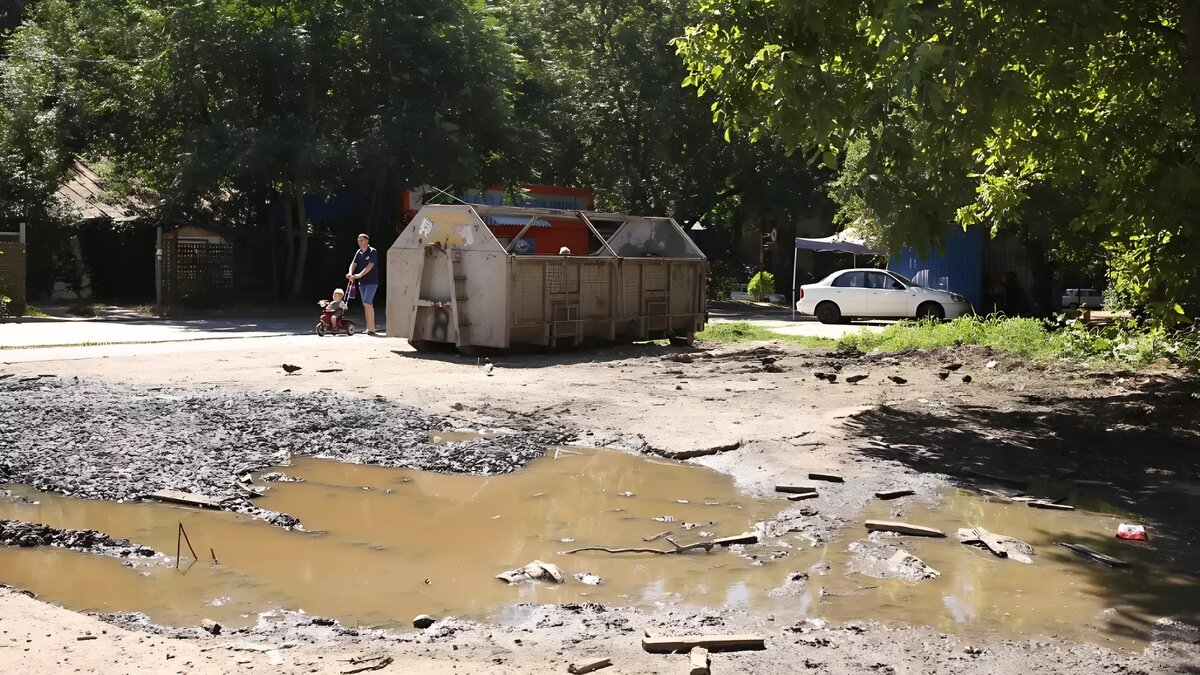     В редакцию RostovGazeta обратились жители Военведа. Люди пожаловались на разрушенные внутриквартальные проезды, на отсутствие благоустройства во дворах. И на то, что наводить порядок здесь никто не собирается.