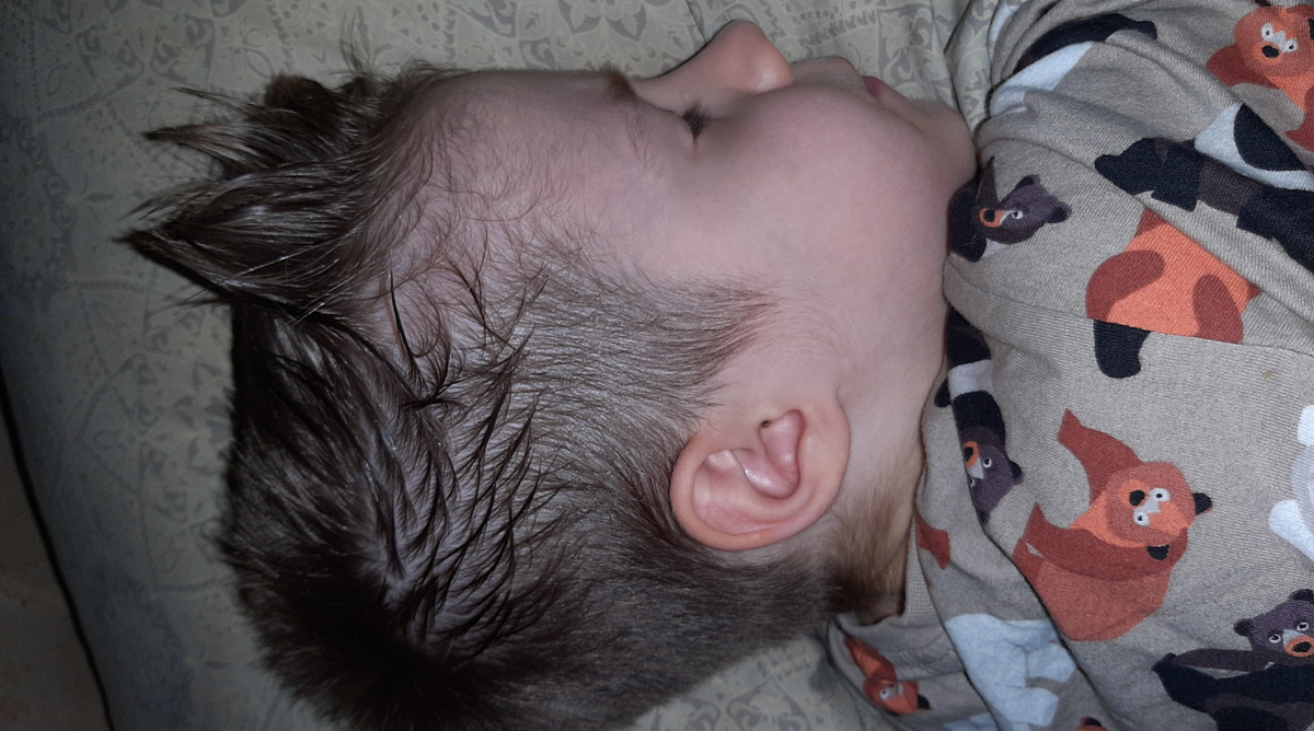 Ребенок сильно потеет во сне: причины и рекомендации