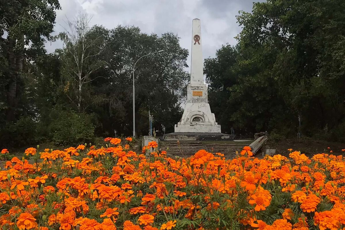 Обелиск в сквере Кузьмы Фомиченко