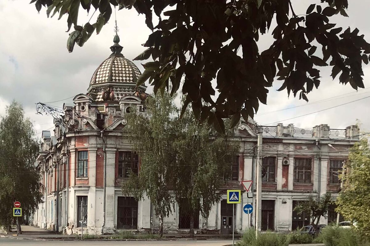 Шикарнейшее здание, очевидно, доживает свой последний век...