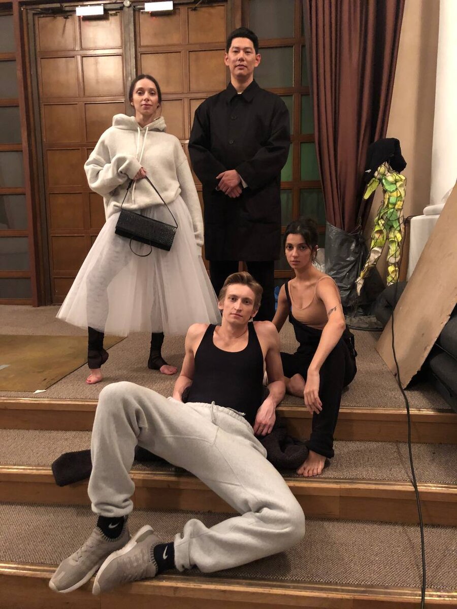 Источник фото: личный архив Ксении Шевцовой. На фото: режиссёр Евгений Сангаджиев и артисты труппы МАМТ Ксения Шевцова, Дарья Юрченко и Герман Борсай.