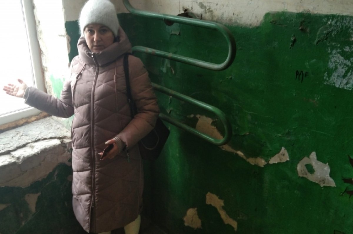    Юлия Крятова и другие жильцы хотят видеть свой дом красивым и безопасным, но мэрия зданием заниматься не спешит.
