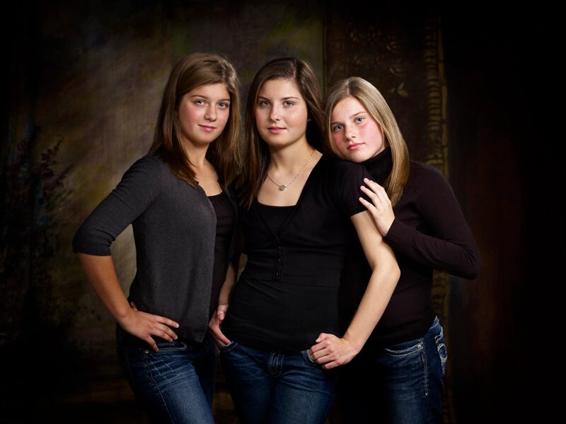 Трое сестер или три сестры. Три сестры. Фотосессия три сестры. Фотосессия 3 сестры. Сестры портрет 3.
