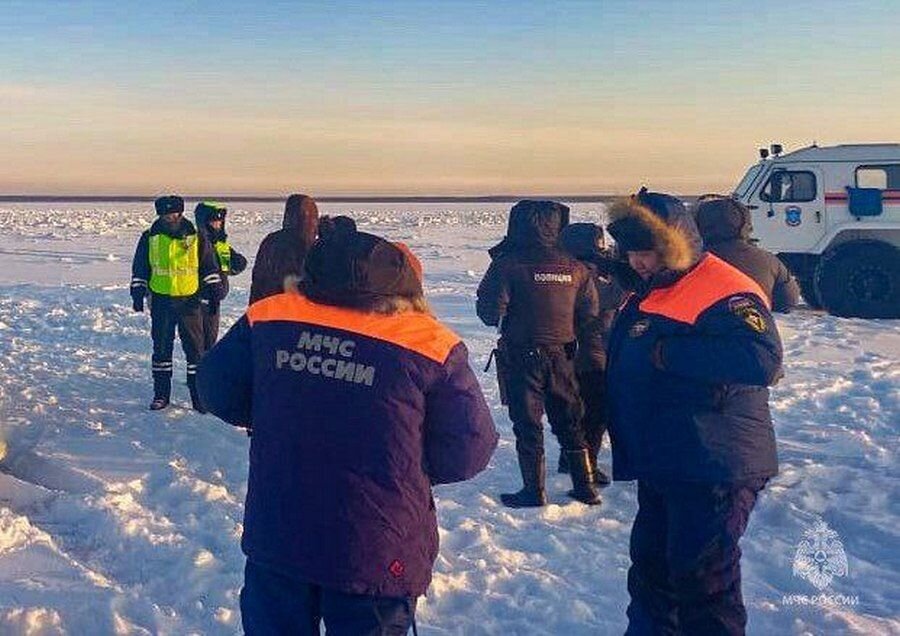 Лед Якутия. Трактор провалился под лёд Хабаровск. Машина с людьми провалилась под лед на Байкале. Сбор льда Якутия.