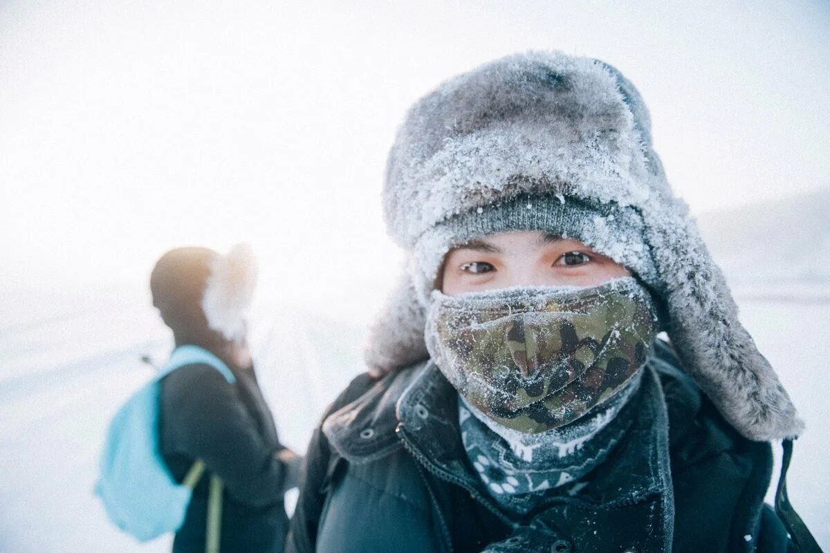 Холод ютуб. Оймякон полюс холода. Жизнь в Оймяконе. Зима Мороз. Люди зимой.