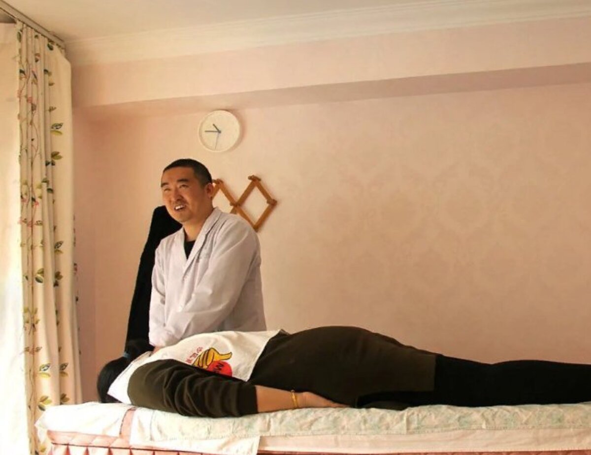 слепые массажисты. незрячий массаж. эмблема массажиста. слабовидящие массажисты. артем мартынов челябинск массаж.