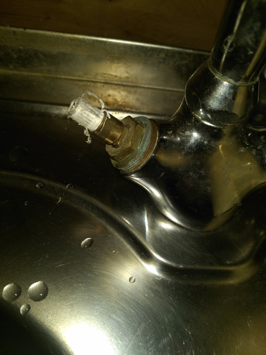 Подмотка "лентой фум" на вал кран-буксы.