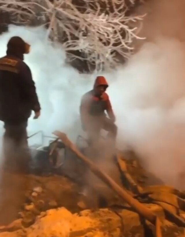    Аварию в Нижнем Тагиле устраняли в лютый мороз. Фото: Социальная сеть "ВКонтакте"/ Владислав Пинаев