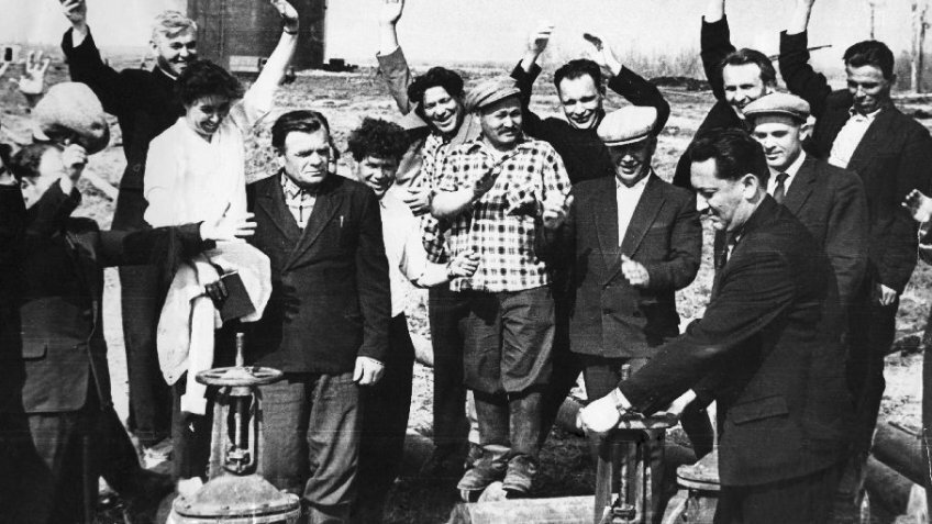 © Абазаров открывает задвижку первой баржи с нефтью. Фото из проекта Агентства нефтегазовой информации "К 50-летию Самотлорского месторождения"