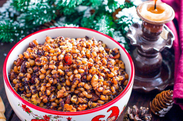 Кутья - это традиционное блюдо, которое часто готовят на Рождество. Оно состоит из пшена, меда, орехов и сухофруктов. Вот примерный рецепт приготовления кутьи:

1. Замочите пшено на несколько часов, затем сварите до готовности.
2. Добавьте мед, измельченные орехи (чаще всего используют грецкие орехи) и нарезанные сухофрукты (чаще всего изюм и иногда изюминку).
3. Хорошо перемешайте все ингредиенты.

Кутья готова! Ее можно подавать как самостоятельное блюдо или в качестве десерта.

Приятного аппетита!