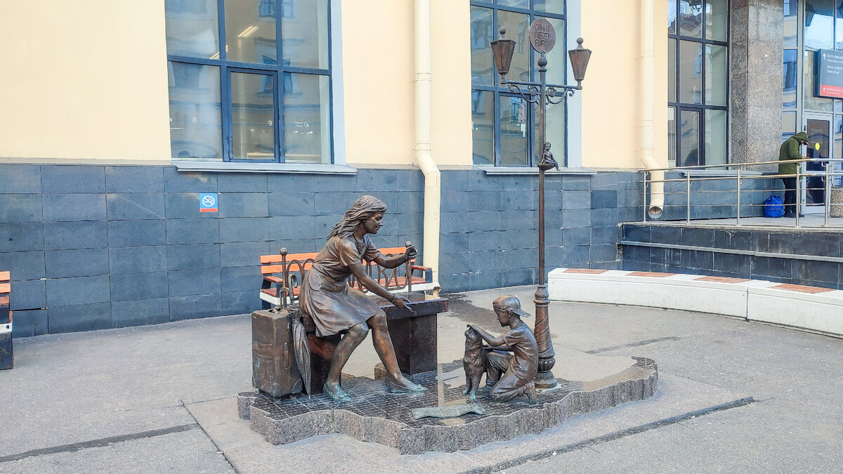 "Памятник туристам" на Московском вокзале в Санкт-Петербурге / апрель 2023 года / фотография из архива автора