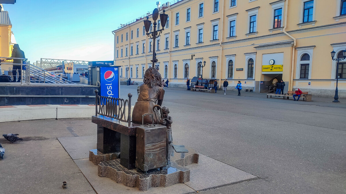 "Памятник туристам" на Московском вокзале в Санкт-Петербурге / апрель 2023 года / фотография из архива автора