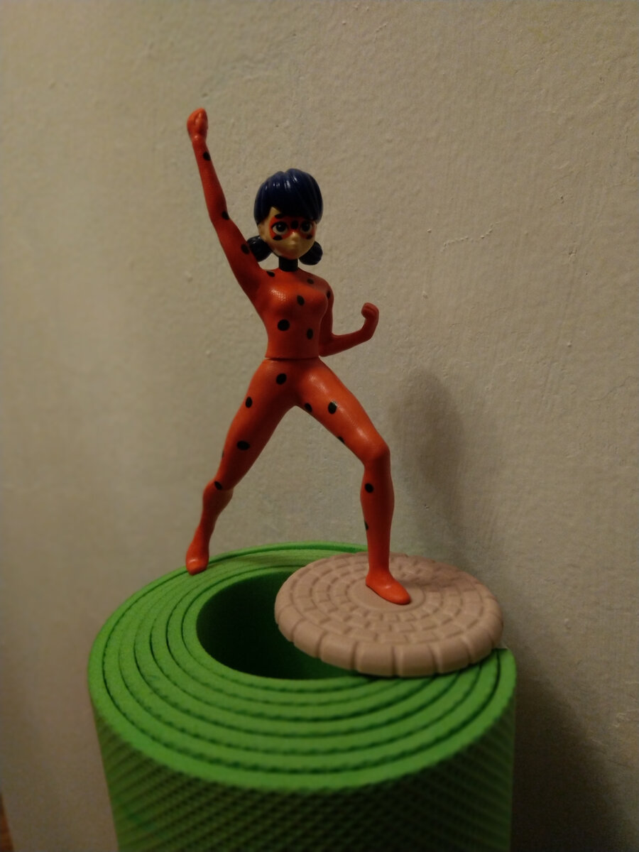 Леди Баг попалась  дочке в шоколадном яйце. Дочка сказала:  "Мама, ты на нее похожа" Может быть... Теперь буду собираться на работу и медитировать на эту статуэтку. 