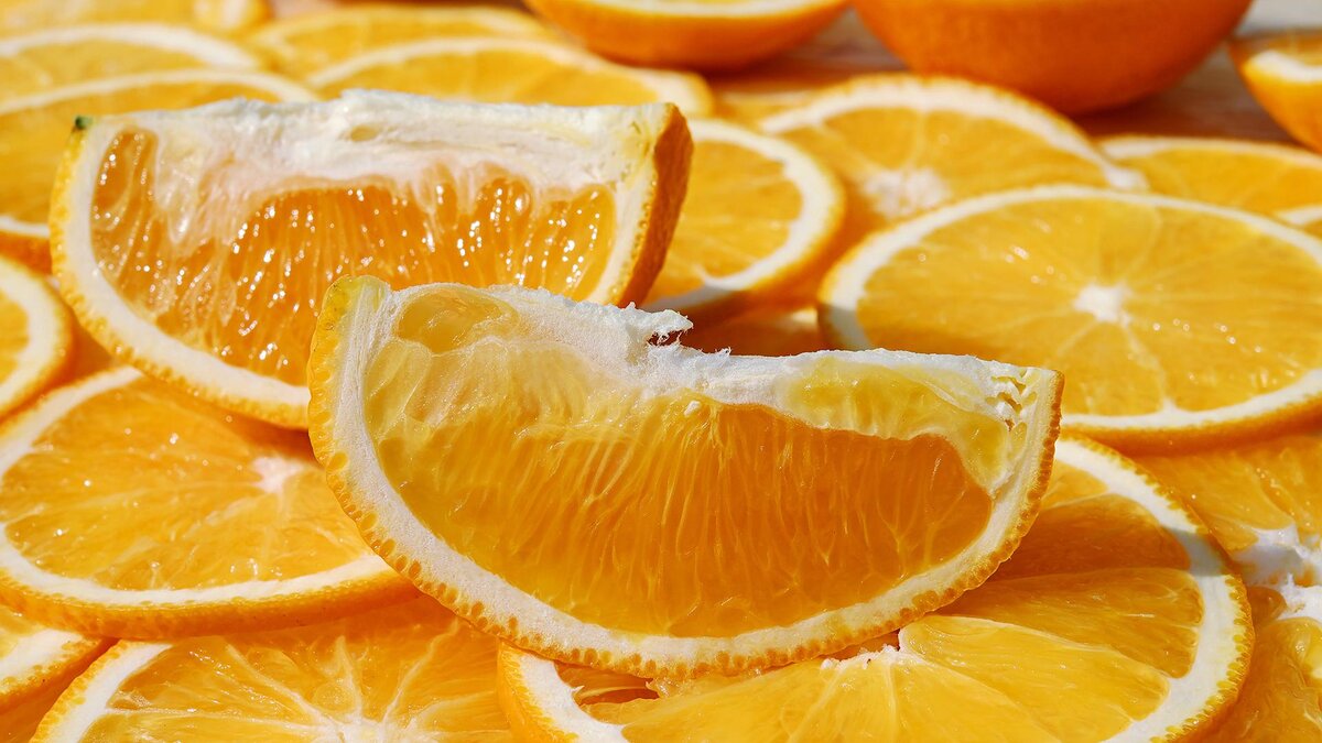 А мы её выкидывали: названа полезная часть апельсина, которую мало кто ест  | Телеканал 78 | Дзен